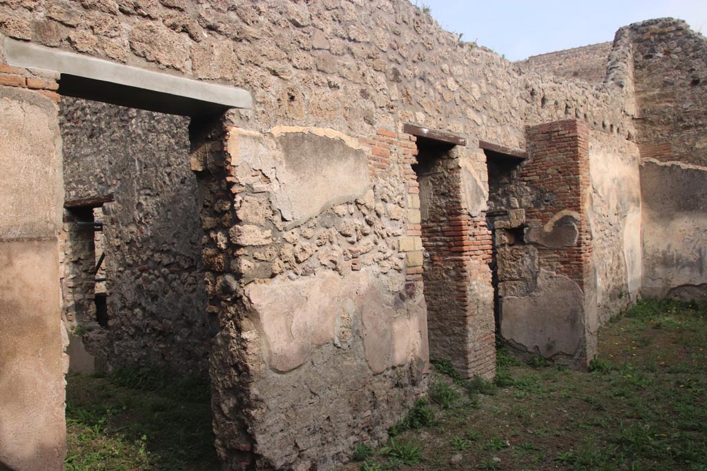 V.2.e Pompeii. September 2021. Looking along north wall from entrance doorway. Photo courtesy of Klaus Heese.

