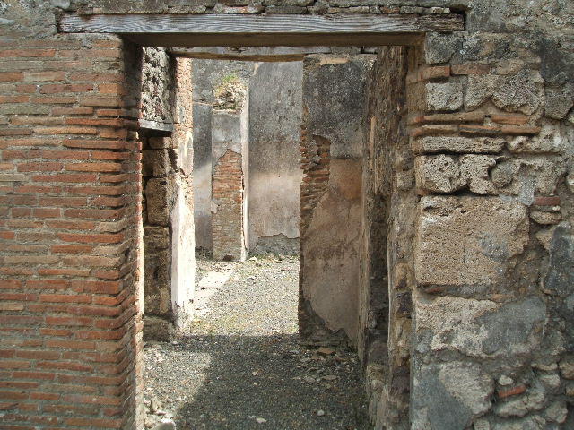V.2.e Pompeii. May 2005. Looking south from garden, through corridor to atrium.