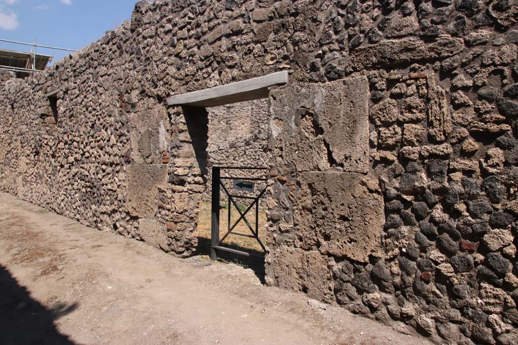 V.2.f, Pompeii. September 2021. Looking north to entrance doorway on east side of Vicolo di Cecilio Giocondo. Photo courtesy of Klaus Heese.