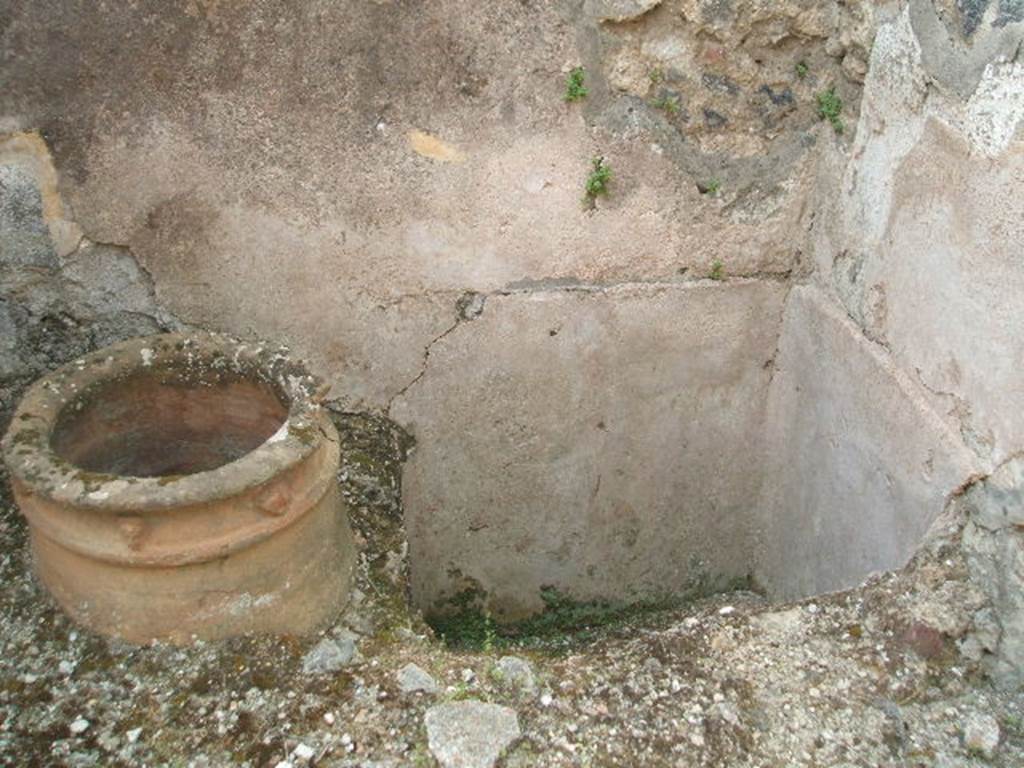 V.2.f  Pompeii. May 2005. Cistern mouth.