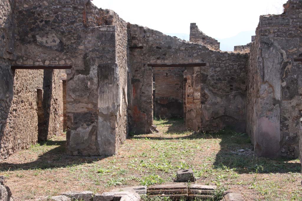 V.2.g Pompeii. September 2021. 
Looking south across atrium towards doorway to corridor (l), on left, and tablinum (m), centre right. Photo courtesy of Klaus Heese.

