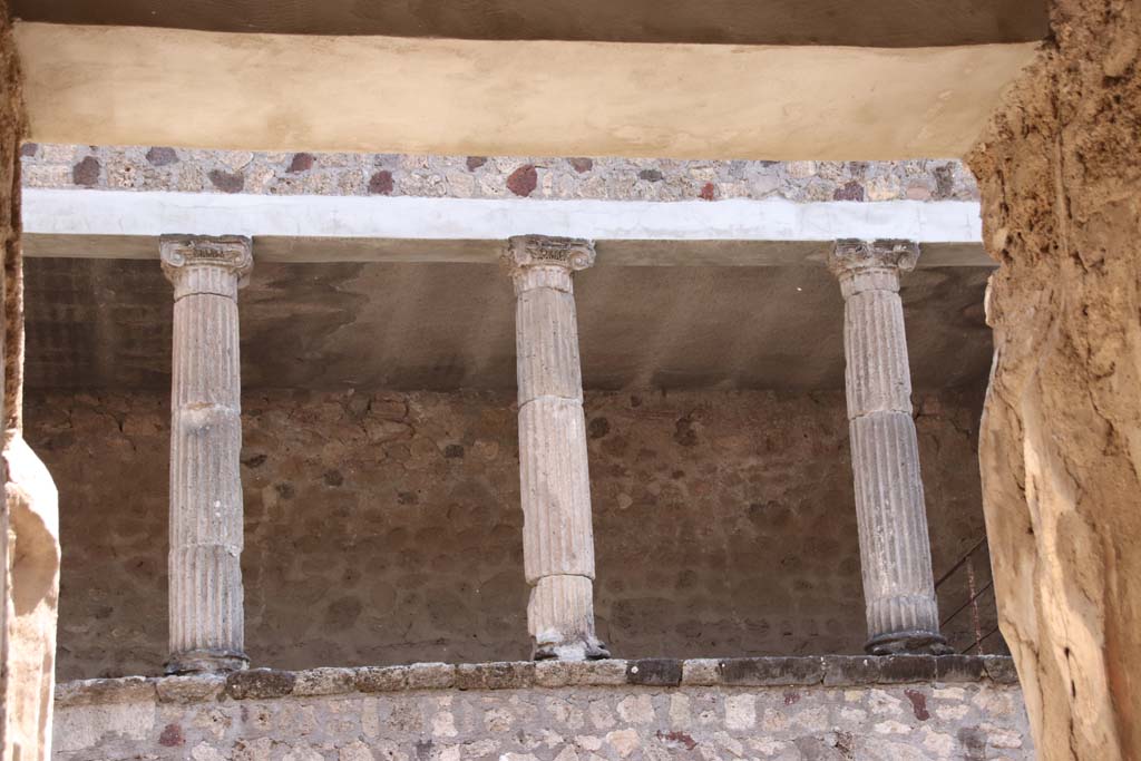 V.2.h Pompeii. September 2021. Three of the upper floor columns visible from the entrance doorway. Photo courtesy of Klaus Heese.