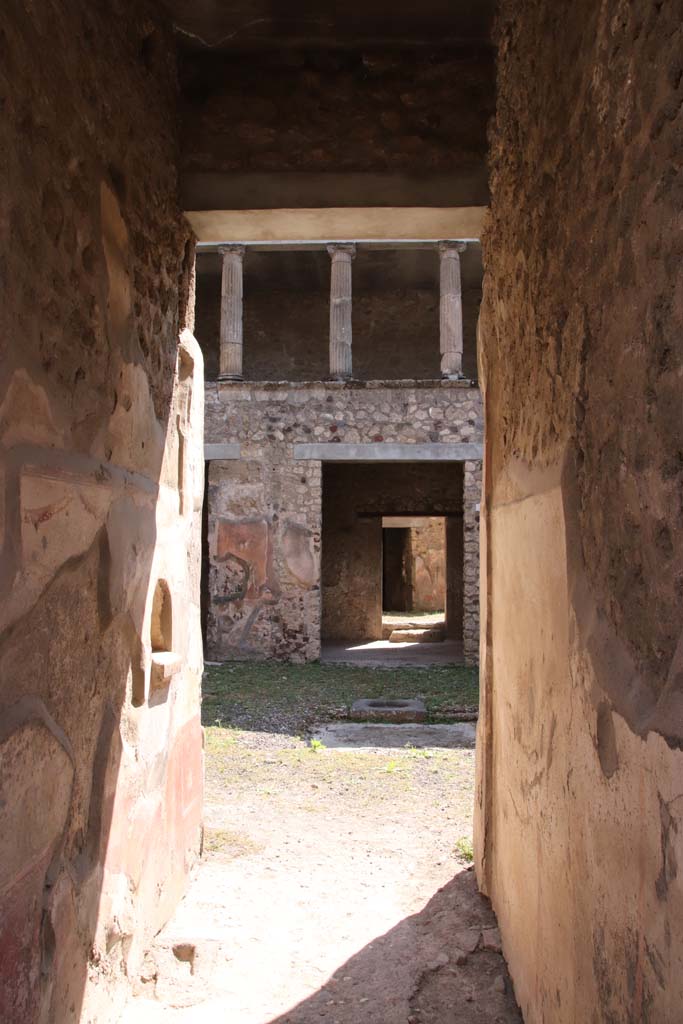 V.2.h Pompeii. October 2017. 
Looking north from south end of east wall of entrance corridor/fauces ‘a’, towards entrance doorway.
Foto Taylor Lauritsen, ERC Grant 681269 DÉCOR.

