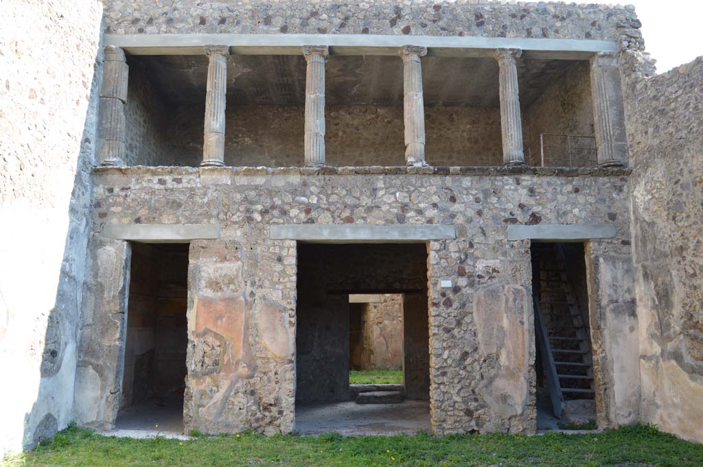 V.2.h Pompeii. 2002. East wall and south side of atrium ‘d’.