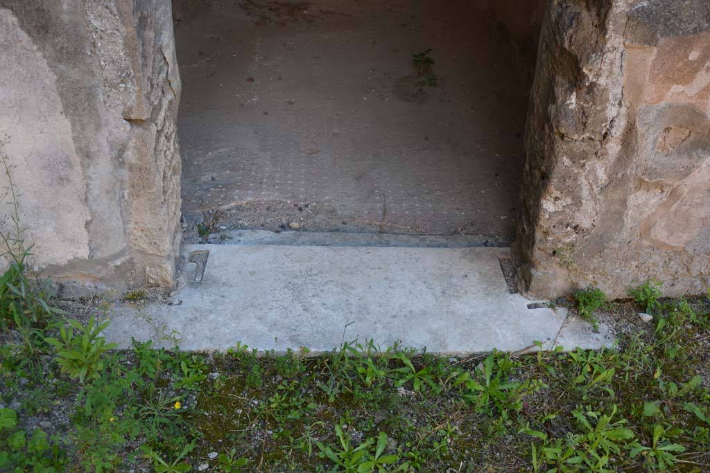 V.2.h Pompeii. September 2021. 
At the rear of the tablinum (f), a decorated wall in room (h) can be seen. Photo courtesy of Klaus Heese.

