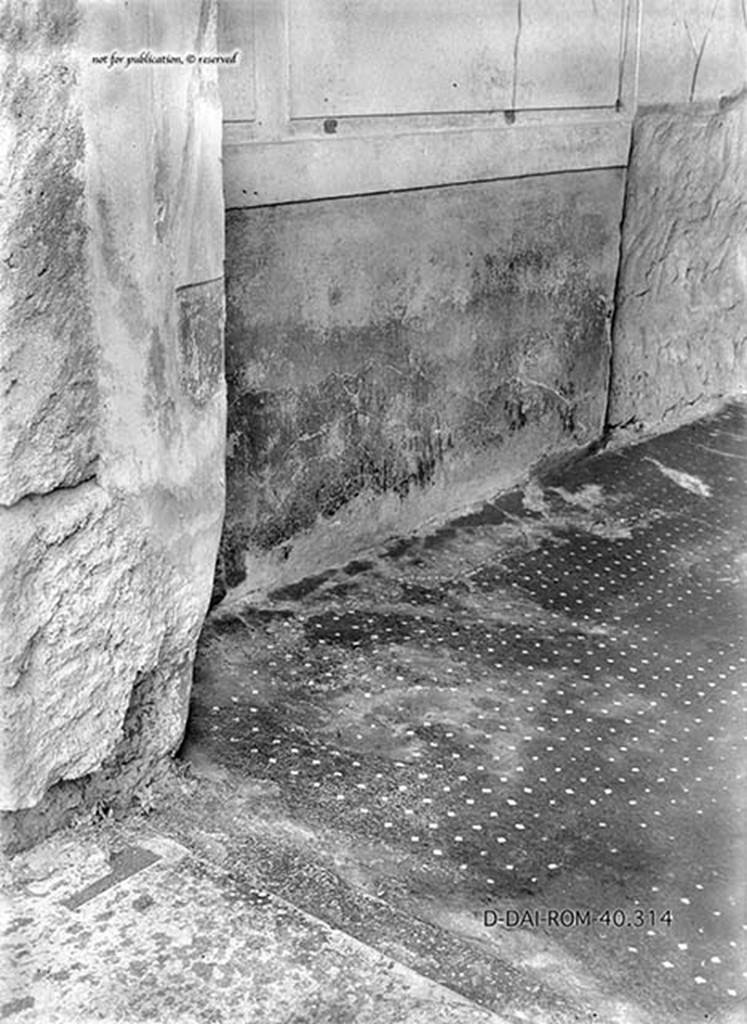 V.2.h Pompeii. 2002. East wall of tablinum ‘f’ on south side of atrium ‘d’.