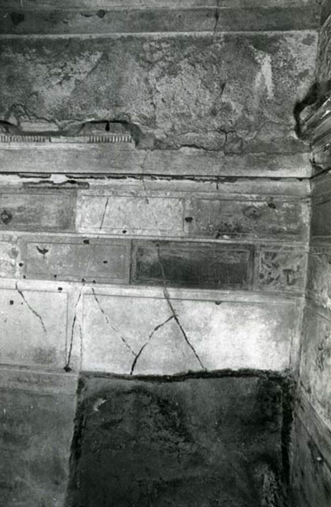 V.2.h Pompeii. December 2005. Lararium niche painting in north wall of area ‘k’.  Hercules is wearing a lion skin, with a club in his left arm and a Skyphos in his right hand.  To his left stands a small pig.  To his right is a round altar. See Fröhlich, T., 1991. Lararien und Fassadenbilder in den Vesuvstädten. Mainz: von Zabern. (p.269, L48, T:32).