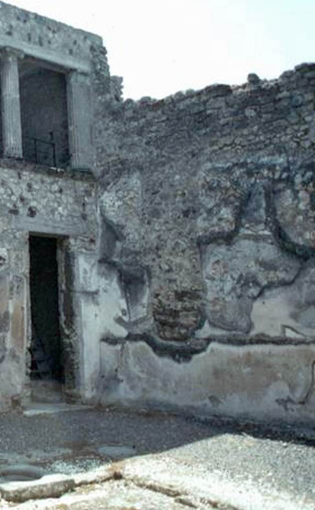 V.2.h Pompeii. 2002. West wall of atrium ‘d’. and doorway to corridor ‘e’.