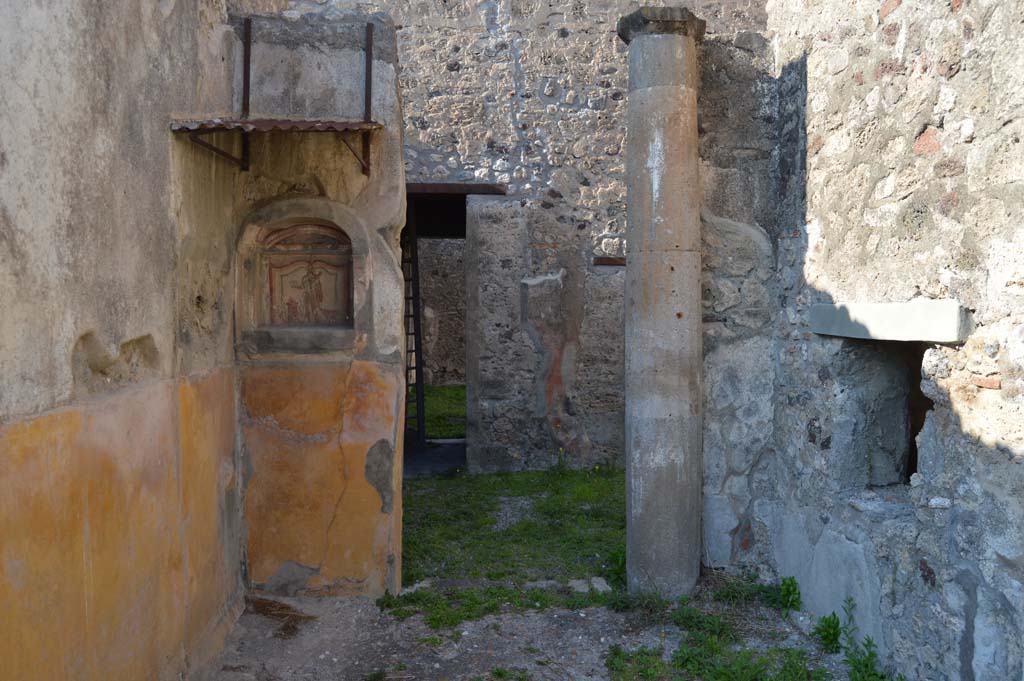 V.2.h Pompeii. October 2017. Looking north to doorway from into walkway ‘k’, with lararium niche.
Foto Taylor Lauritsen, ERC Grant 681269 DÉCOR.

