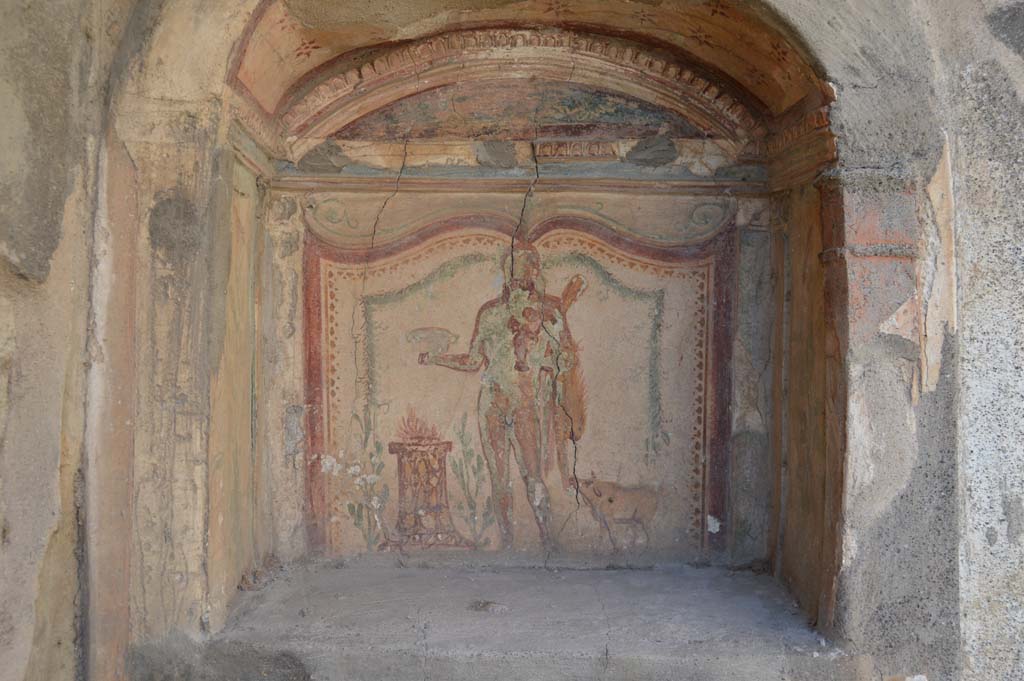V.2.h Pompeii. October 2017. Walkway ‘k’, detail of lararium painting.
Foto Taylor Lauritsen, ERC Grant 681269 DÉCOR.
