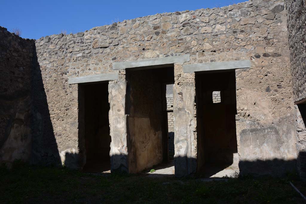 V.2.h Pompeii. October 2019. Looking towards three doorways on north side of atrium.
Foto Annette Haug, ERC Grant 681269 DÉCOR.

