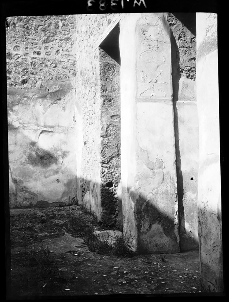 V.2.h Pompeii. W.1383. Doorway to cubiculum ‘b’, and south end of west wall of fauces in atrium, on right.
Photo by Tatiana Warscher. Photo © Deutsches Archäologisches Institut, Abteilung Rom, Arkiv. 
