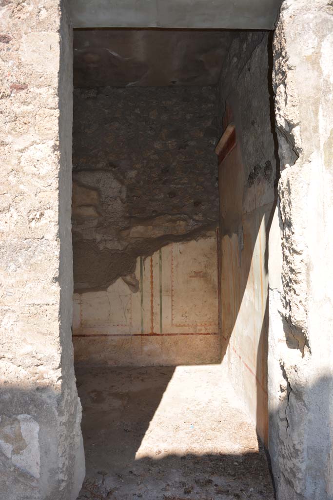 V.2.h Pompeii. October 2019. Cubiculum ‘b’, looking north through doorway from atrium.
Foto Annette Haug, ERC Grant 681269 DÉCOR.
