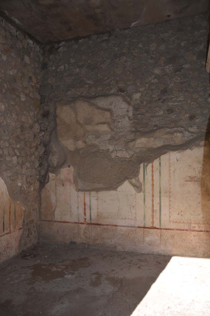 V.2.h Pompeii. October 2019. Cubiculum ‘b’, looking towards north-west corner and north wall.
Foto Annette Haug, ERC Grant 681269 DÉCOR.
