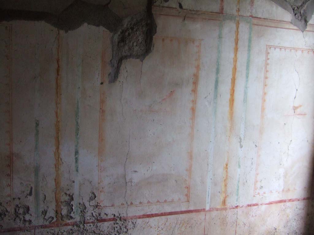 V.2.h Pompeii. December 2005. Cubiculum ‘b’ to west of fauces, remains of painted decoration, east wall.