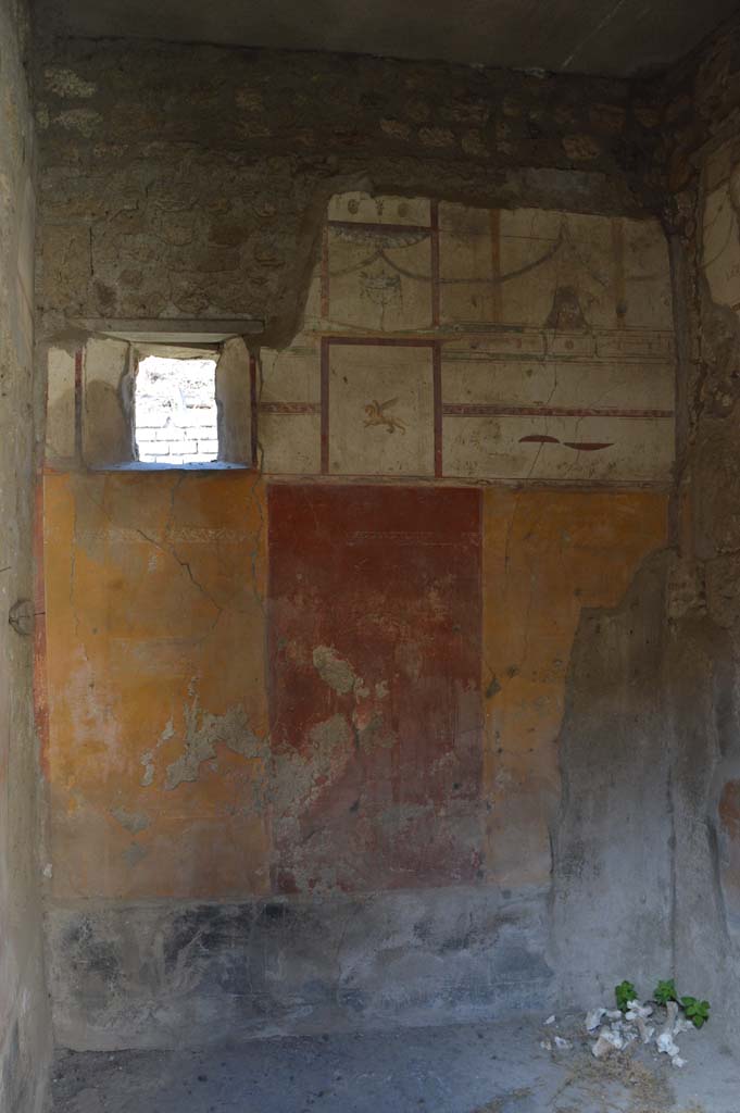 V.2.h Pompeii. October 2017. 
Cubiculum ‘c’, on east side of entrance corridor, looking towards north wall with window onto roadway.
Foto Taylor Lauritsen, ERC Grant 681269 DÉCOR.
