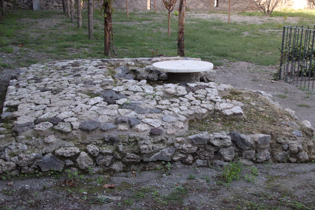 V.2.i Pompeii. October 2023. Garden 25, detail of south side of restored triclinium. Photo courtesy of Klaus Heese.