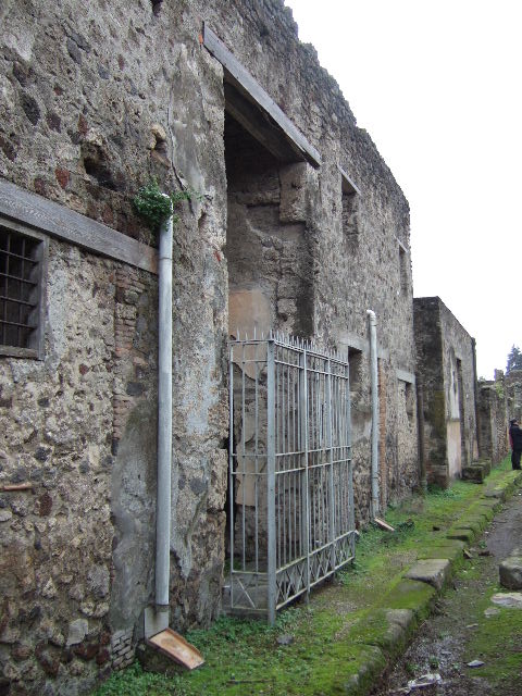 V.2.i Pompeii.  December 2005.Entrance on Vicolo delle Nozze d’Argento.  
