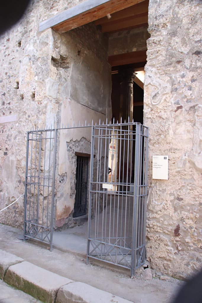 V.2.i Pompeii.  October 2023. Entrance doorway. Photo courtesy of Klaus Heese.