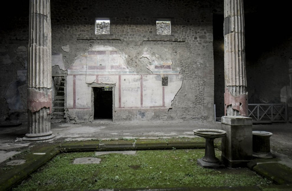 V.2.i Pompeii. May 2018. Room 1, atrium. East side showing staircase and windows of rooms on upper floor.