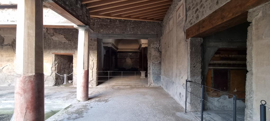 V.2.i Pompeii. March 2023. 
Room 21, Corinthian oecus, north-east corner. Photo courtesy of Johannes Eber.
