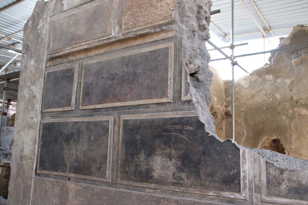 V.2.Pompeii. Casa di Orione. September 2021. 
Room 6, doorway to room in north-west corner of atrium. Photo courtesy of Klaus Heese.
