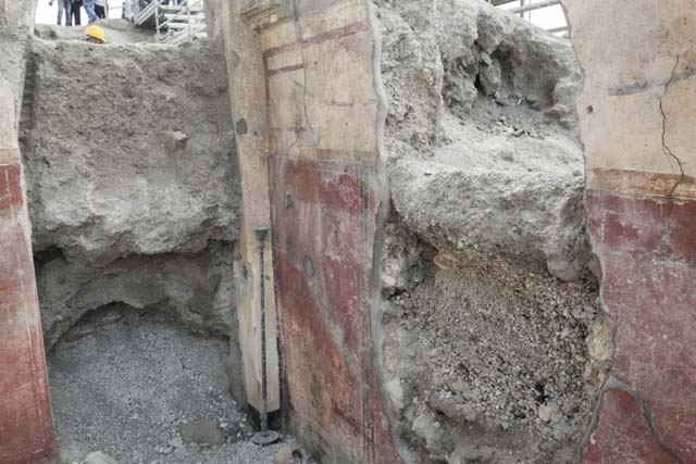 V.2.Pompeii. Casa di Orione. August 2018. Room A10, triclinium, with burnt material on the floor.
Photograph © Parco Archeologico di Pompei.

