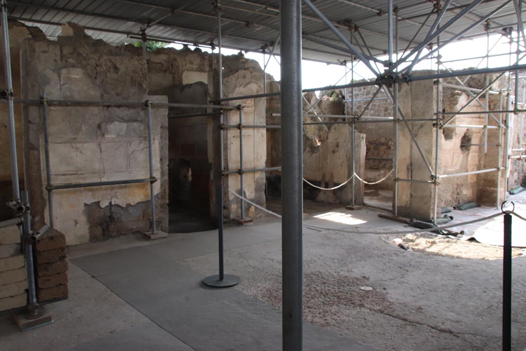 V.2, Pompeii. Casa di Orione. October 2021. 
North-east corner of atrium, with entrance corridor in east wall, on right. Photo courtesy of Johannes Eber.
