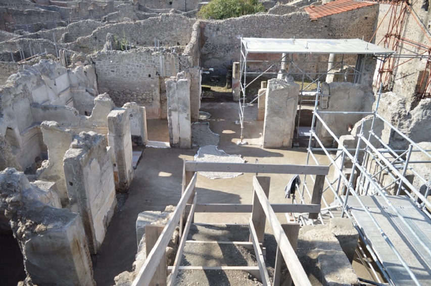 V.2.Pompeii. Casa di Orione. September 2021. 
Looking towards south wall of entrance corridor, south-east corner, and south wall of atrium. Photo courtesy of Klaus Heese.
