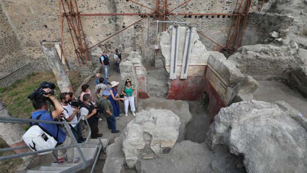 V.2, Pompeii. Casa di Orione. October 2021. 
Looking towards south side of atrium, with ala, room A13, on right. Photo courtesy of Johannes Eber.
