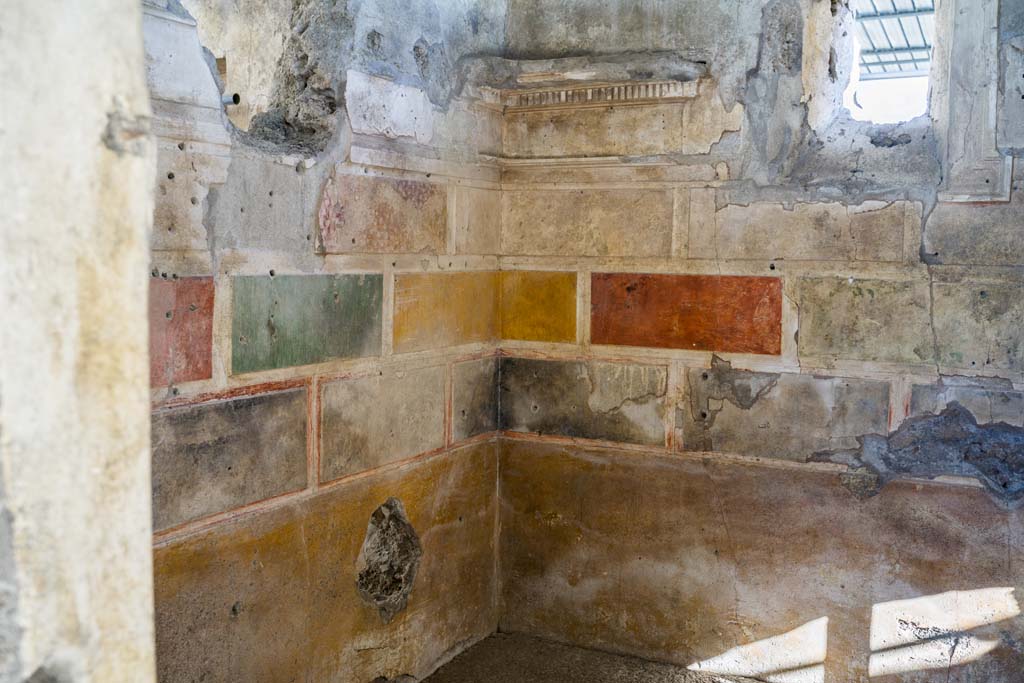 V.2.15 Pompeii. August 2018. Room A13 on south side of atrium. Floral decoration on white wall.
Photograph © Parco Archeologico di Pompei.
