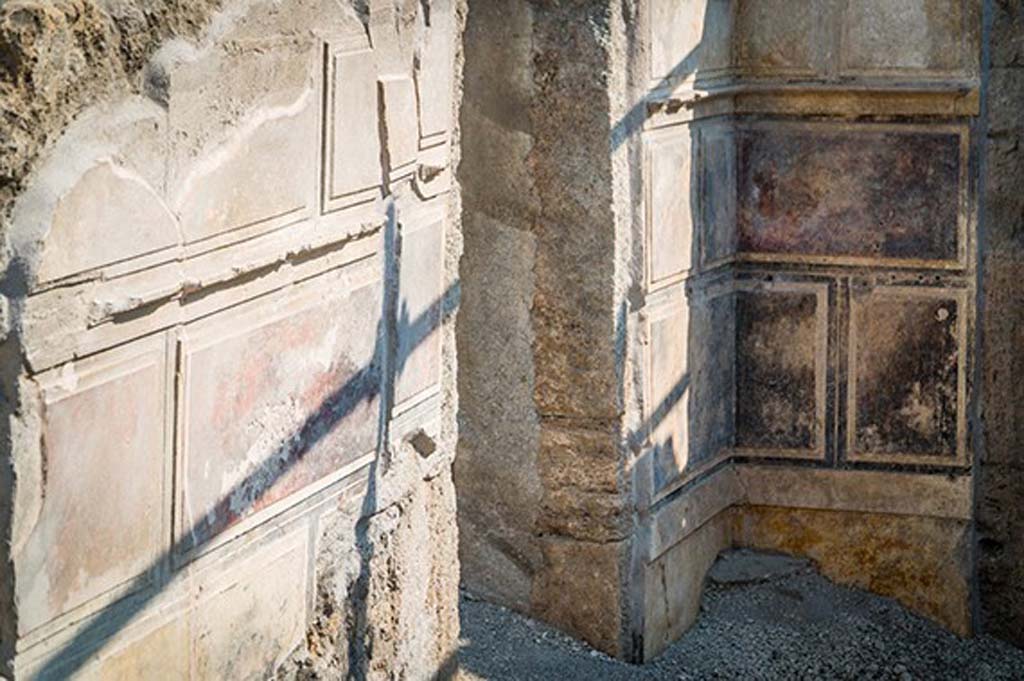 V.2.15 Pompeii. August 2018. Painted stucco blocks on north side of atrium. There are two entrances to room A15 with the left one leading to rooms A14 and A16.
Photograph © Parco Archeologico di Pompei.

