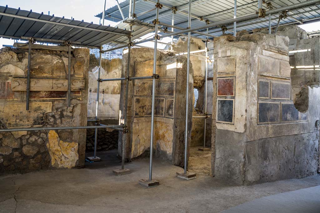 V.2.15 Pompeii. August 2018. Painted stucco blocks on north side of atrium. There are two entrances to room A15 with the left one leading to rooms A14 and A16.
Photograph © Parco Archeologico di Pompei.

