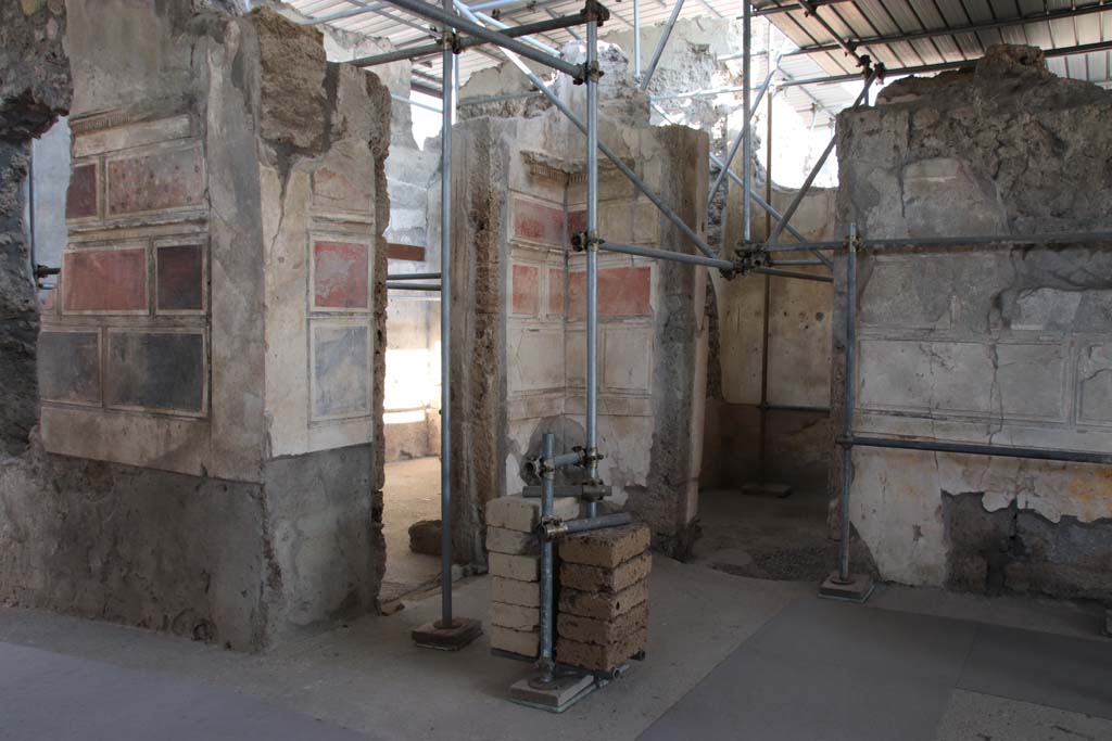 V.2.15 Pompeii. August 2018. Rooms A8, A7 and A6 on the west side of the atrium A12.
Peristyle A19 with columns is behind and garden 11c at the rear. 
Photograph © Giuseppe Scarica, Ecampania.it.
