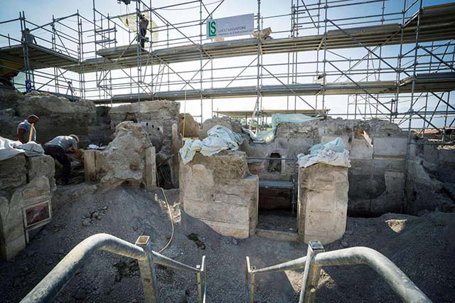 V.2.15 Pompeii. May 2018. Room A19, peristyle, is left with garden 11c behind.
Two columns separate the garden from the peristyle.
The garden contains the painting of Giove which gave the house its name when first excavated and also marks the extent of the previous excavations.
Photograph © Parco Archeologico di Pompei.
