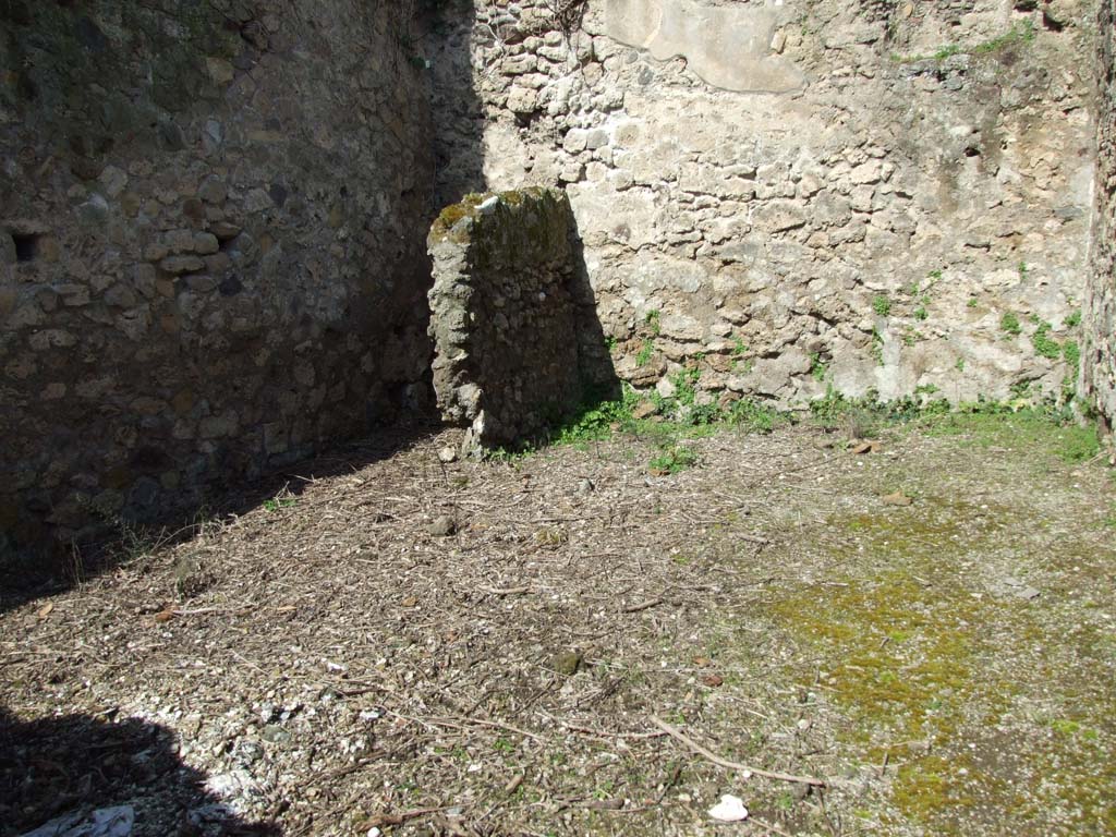 V.3.3 Pompeii. March 2009. North wall of shop with steps to upper floor, and another two steps to rear room.