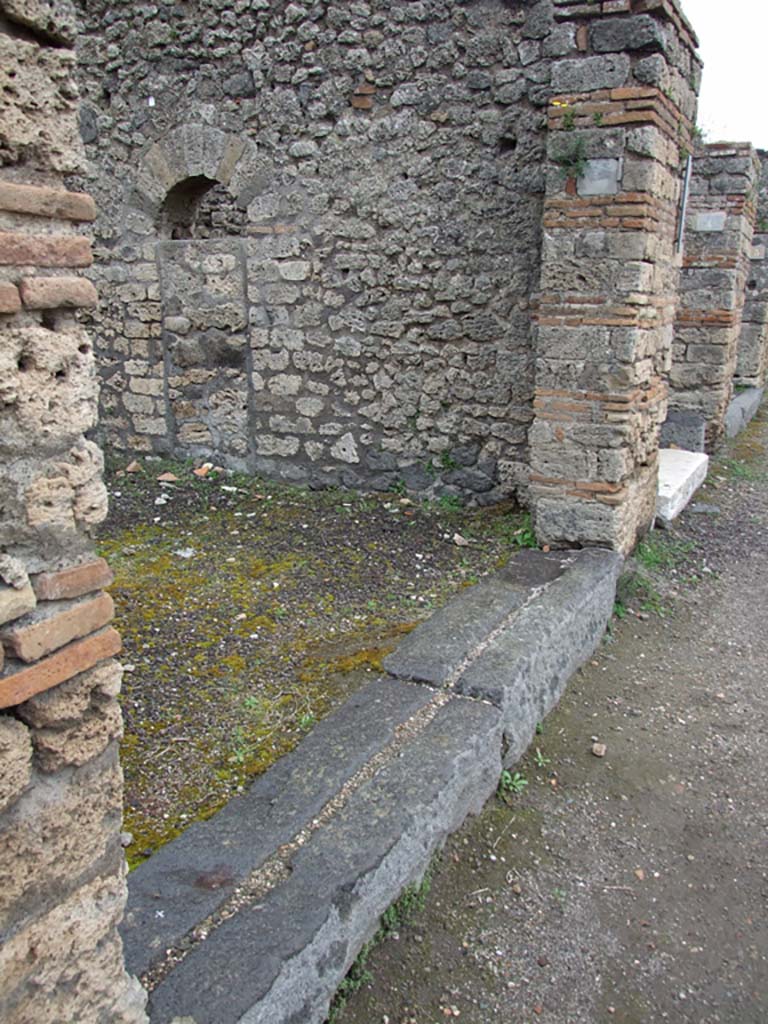 V.3.3 Pompeii. May 2010. Threshold or sill. Looking east.