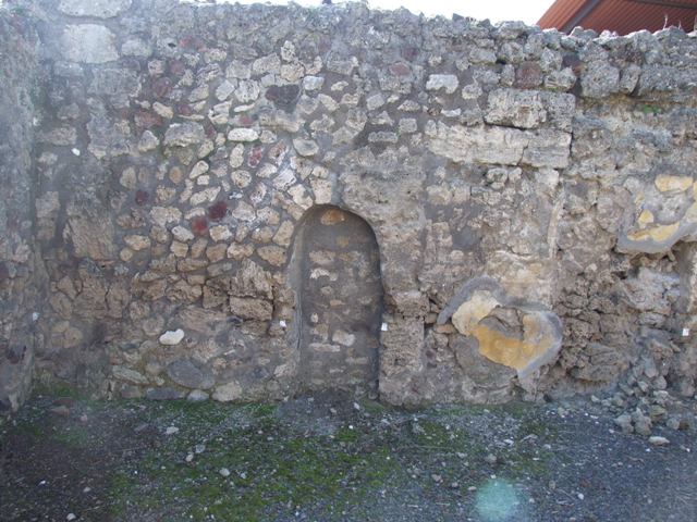 V.3.7 Pompeii. July 2007. Arched niche in west wall of atrium. Photo courtesy of Sharon M. Wolf.
