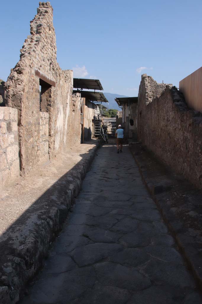 Vicolo dei Balconi, Pompeii. September 2021.
Looking south from entrance doorways B3 and B4 on left, between V.3, on left and V.2, on right. 
Photo courtesy of Klaus Heese.


