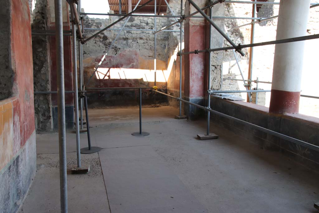 V.3 Pompeii. Casa del Giardino. September 2021. Portico 10, looking east to room 1. Photo courtesy of Klaus Heese.