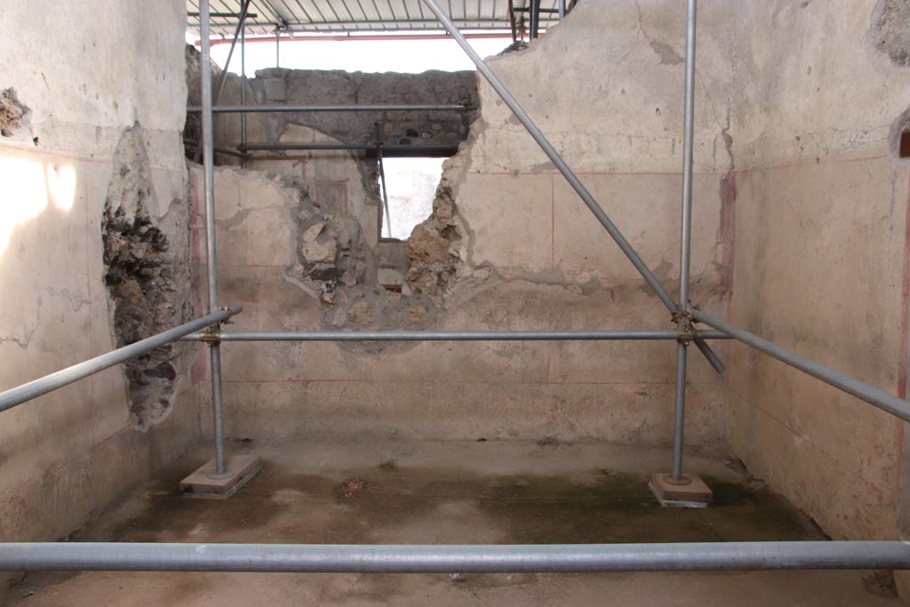 V.3 Pompeii. Casa del Giardino. October 2022. Room 8, looking towards south wall. Photo courtesy of Klaus Heese. 