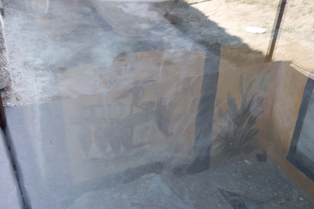 V.3, Pompeii. September 2021. Looking east towards short side of painted counter in bar-room. Photo courtesy of Klaus Heese.