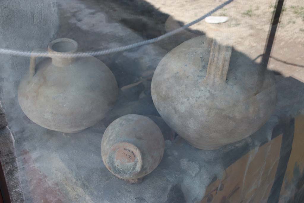 V.3, Pompeii. September 2021. Pots on top of painted counter in bar-room. Photo courtesy of Klaus Heese.