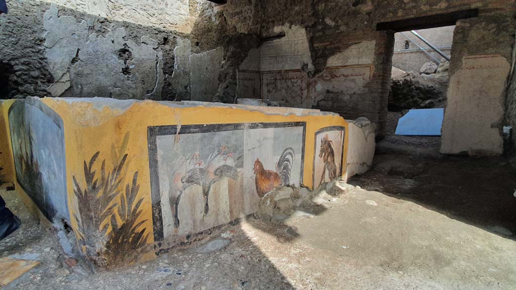 V.3 Pompeii, Thermopolium with painting of nereid. September 2021. 
West side of painted counter in bar-room. Photo courtesy of Klaus Heese.
