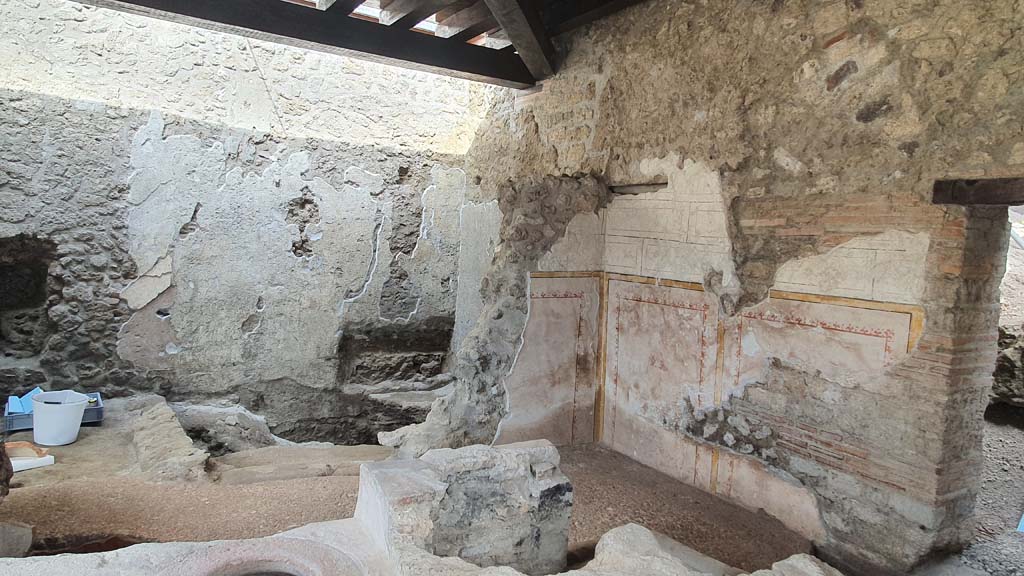 V.3 Pompeii, Thermopolium with painting of nereid. September 2021. 
Painted detail of west side of counter in bar-room. Photo courtesy of Klaus Heese.
