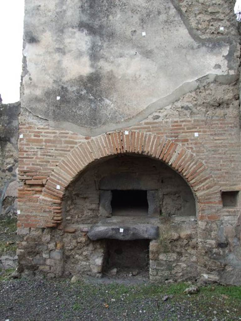 V.4.1 Pompeii. December 2007. East side of oven.