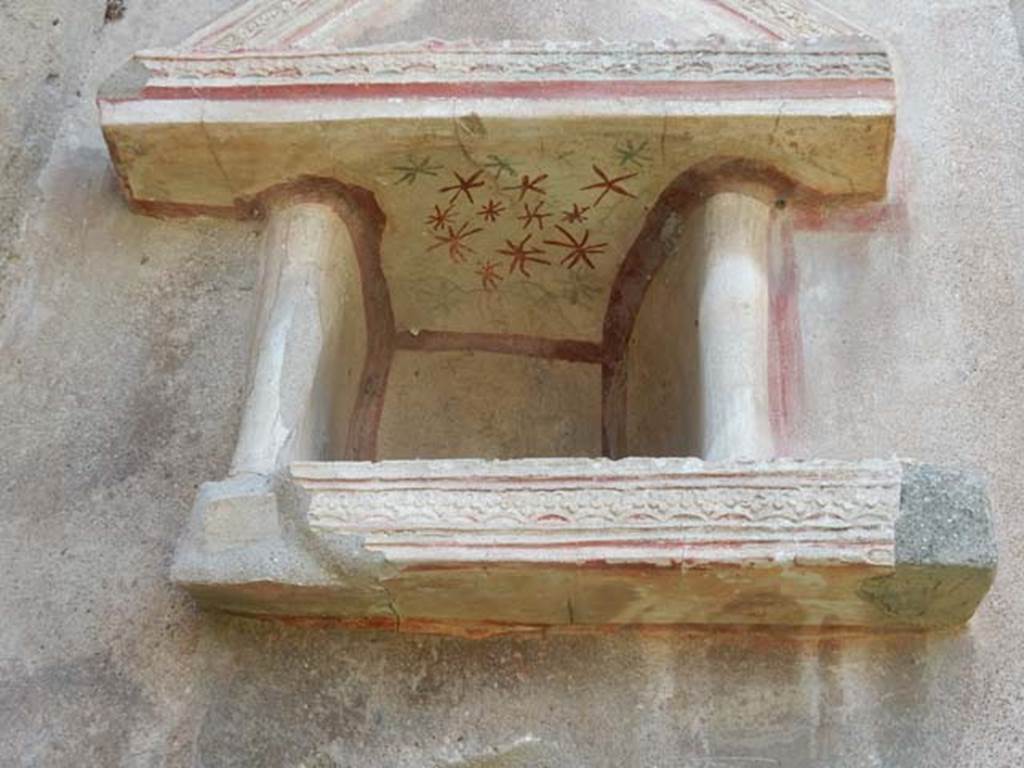 V.4.9 Pompeii. May 2017. Detail of painted ceiling of niche. Photo courtesy of Buzz Ferebee.
