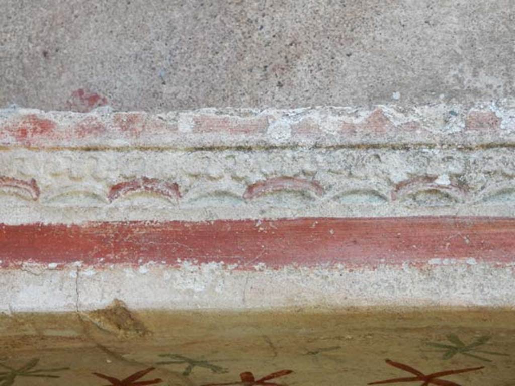 V.4.9 Pompeii. May 2017. Painted stucco on top edge of lararium niche. Photo courtesy of Buzz Ferebee.
