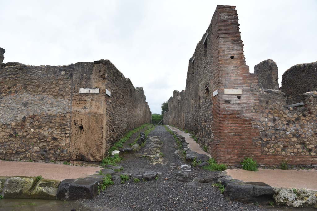 Vicolo di Lucrezio Frontone, Pompeii. March 2018. Looking north between V.3, on left, and V.4, on right, from junction with Via di Nola.
Foto Annette Haug, ERC Grant 681269 DÉCOR.
