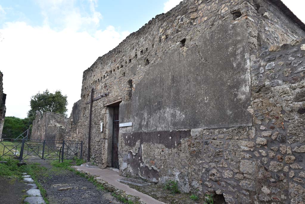 V.4.a Pompeii. March 2018. Looking north towards entrance doorway, on east side of Vicolo di Lucrezio Frontone. 
Foto Annette Haug, ERC Grant 681269 DÉCOR.

